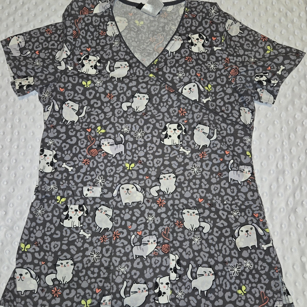 Woman’s Scrub Top Cherokee XS V-Neck Cat/Dog Print‎